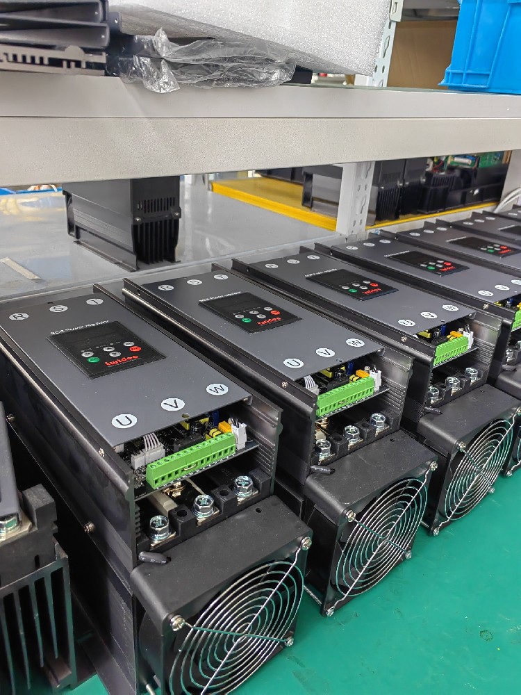 给电力调整器建设的保险丝频仍熔断，怎么判断是设备过载还是保险丝规格不合？